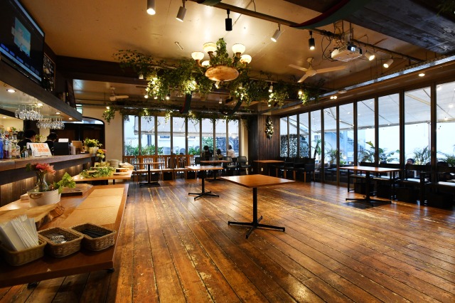 結婚式二次会パーティーで笑顔のゲスト達の集合写真