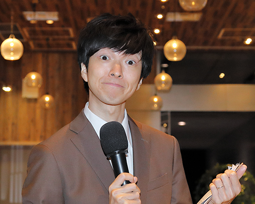 ハイテンションで盛り上げる芸人司会者 いいね村田