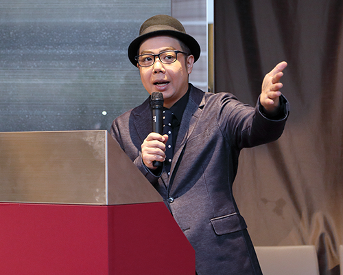 ベテラン物まね師の芸人司会者 清水たぁ